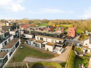 Gelegen op een gunstige locatie in Hasselt bevindt zich dit aangename penthouse waar comfort en praktisch wonen centraal staan. De ligging is een mooie troef: op korte afstand van het centrum en met een vlotte verbinding naar de belangrijkste invalswegen.<br />Het appartement werd verzorgd afgewerkt met degelijke materialen en biedt alles wat je nodig hebt voor comfortabel wonen.<br />Via de privélift kom je rechtstreeks binnen in het penthouse, waar een lichtrijke leefruimte met open indeling je verwelkomt. De gashaard zorgt voor extra gezelligheid en vormt een natuurlijke verbinding tussen de leefruimte, eetplaats en keuken.<br />De keuken is uitgerust met kwalitatieve toestellen, waaronder een wijnfrigo, AEG-vaatwasser, oven en microgolfoven — ideaal voor wie graag kookt en geniet van een gezellige maaltijd.<br />Verder beschikt het penthouse over twee ruime slaapkamers en een moderne badkamer met ligbad en inloopdouche, afgewerkt met duurzame materialen. Dankzij de vloerverwarming en airconditioning is het binnenklimaat het hele jaar door aangenaam.<br />Buiten is er een ruim, zuidwestgericht terras waar je in alle rust van de zon kan genieten.<br />Een ondergrondse parkeerplaats kan optioneel worden aangekocht, en een kelderberging is inbegrepen.<br /><br />Buitengewone kenmerken:<br />- Optimale bereikbaarheid<br />- EPC A<br />- Goede oriëntatie<br />- Groot terras<br />- Verkoop onder 2% voor rechthebbende ivp 21% btw op nieuwbouw<br />- Kwalitatieve afwerking<br />- Airco, vloerverwarming