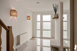 <strong>Instapklare en energiezuinige (EPC: A) woning op leuke locatie in Hoevenen op een perceel van ca. 186m²!</strong><br /><span>Deze</span><strong> trendy </strong><strong>woning</strong><span> is volledig gerenoveerd en beschikt over <strong>zonnepanelen</strong>.</span><br /><br /><span>De woning omvat in totaliteit 3</span><strong> bouwlagen</strong><span>, waaronder:</span><br /><span>1. Een gelijkvloerse verdieping met ruime inkomhal, gastentoilet met handenwasser, <strong>inpandige garage</strong>, </span><strong>bar </strong>en berging/<span>wasplaats. Voorts de tuin en 3<strong> terrassen</strong>.</span><br /><span>2. Een eerste verdieping met de leefruimte en een terras met <strong>buitentrap</strong>.</span><br /><span>3. Een tweede verdieping met nachthal, 3 slaapkamers en badkamer.</span><br /><br /><strong>Voorzieningen op de gelijkvloerse verdieping:</strong><br /><span>- Een inkomhal met</span><span> </span><strong>gastentoilet</strong><span> met </span><strong>handenwasser</strong><br />- Brede inpandige en betegelde garage met <strong>automatische sectionaalpoort</strong><br /><span>- <strong>Bar</strong> (evt. 4de slaapkamer) met schuifdeuren naar het deels<strong> overdekte terras </strong>met <strong>jacuzzi </strong>en de tuin!</span><br /><span>- Een praktische </span><strong>berging/wasplaats<br /></strong><br /><strong>Voorzieningen op de eerste verdieping:</strong><br /><span>- Op de eerste verdieping bevindt zich een hal met dubbel openslaande deuren in glas, prachtige L-vormige leefruimte met living en eethoek.</span><br /><span>- Een <strong>volledig geïnstalleerde keuken met alle toestellen</strong>, ontbijthoek en toegang tot het <strong>zonnige terras</strong> op het <strong>zuidoosten </strong>met <strong>buitentrap</strong>!</span><strong><br /></strong><br /><strong>Tweede verdieping</strong><span>: </span><br /><span>- Deze verdieping omvat een nachthal, 3 slaapkamers (airco's) en de verineuwde badkamer met inloopdouche, handdoekwarmer wastafel en toilet!<br />- <strong>S</strong><b>laapkamer 1: </b>17 m² met ingemaakte kastenwand<br />- <strong>Slaapkamer 2: </strong>14 m²<br />- <strong>Slaapkamer 3: </strong>7 m²</span><br /><br /><strong>Algemeen</strong><span>: </span><br /><span>- Instapklaar!<br /></span>- EPC: A + Elektra CONFORM!<br /><span>- Zonnepanelen!</span><br /><span>- Zonnetent</span><br /><span>- Recente HR CV Vaillant</span><br /><span>- Vernieuwde ramen!<br />- Rolluiken<br /></span>- Uitgebreid alarmsysteem<br /><span>- Airco's</span><br /><br /><strong>Ligging van deze woning:<br /></strong>Dit pand is gelegen op wandelafstand van winkels, openbaar vervoern, natuur en scholen in de nabije omgeving.