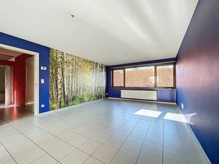 Op zoek naar een instapklaar dakappartement in het gezellige Nieuwmoer?Dit appartement is voorzien van een woonkamer, open keuken, badkamer, berging/wasplaats, twee slaapkamers, zolder en groot terras. Het pand heeft een gunstige locatie in de nabijheid van openbaar vervoer en talrijke winkels.Beschikt over:- inkomhal- woonkamer met toegang tot het terras - open keuken - berging met aansluiting voor wasmachine/droogkast- badkamer met bad/douche combinatie, toilet en badkamermeubel - twee slaapkamers- zolder die gebruikt mag worden in onderling overleg met de eigenaarBijzonderheden:- EPC: 178 kWh/m²- inclusief garage- vaste kosten: €30/maand- beschikbaar vanaf 01/12/2025(ver-)Kopen of (ver-)huren in regio Kalmthout / Essen? Met vragen kan je altijd bij ons terecht!Dewaele vastgoed met advies.