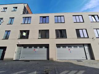 Dit mooie gerenoveerde appartement ligt op wandelafstand van Hasselt centrum, net buiten de kleine ring.<br /><br />Het appartement bestaat uit een living, ingerichte keuken en badkamer en 2 slaapkamers.<br /><br />De vaste kosten van € 30 zijn voor syndicus, onderhoud brandblussers, onderhoud gemeenschap, gemeenschappelijk water- en elektriciteitsverbruik zonder jaarlijkse afrekening en € 50 voor privé waterverbruik met jaarlijkse afrekening.