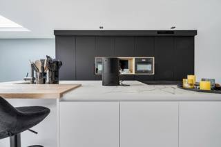 Deze woning kent enorm veel troeven door zijn centrale ligging, renovatie met degelijke materialen, zonnige tuin met veel ruimte, ... De indeling van de woning is als volgt: inkomhal met praktische inbouwkasten onder de trap, gastentoilet, aangename en lichtrijke leefruimte op keramische tegel en schuifraam naar buiten toe, impressionante leefkeuken voorzien van degelijke toestellen, berging met aansluiting wasm/droogkast. Op de 1ste verdieping bevindt zich de ouderlijke slaapkamer, zeer ruime badkamer met dubbele lavabo, ligbad en douche. Op de 2e verdieping zijn er nog 2 aangename kinderkamers. Buiten: aangelegd terras, gezellige en ruime tuin voor in het centrum met voldoende privacy, ruim tuinhuis voor fietsen. Kortom maak spoedig uw afspraak voor een bezoek aan deze instapklare woning.