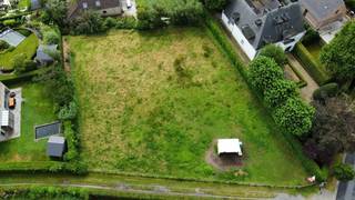 Bouwgrond van ca. 2135 m² met verkavelingsvergunning voor een ééngezinswoning<br /><br />Bent u op zoek naar een ruim perceel om uw droomwoning te realiseren? Dan is deze bouwgrond van ca. 2.300 m², gelegen aan de Molenstraat 61 in Sijsele, een unieke opportuniteit.<br /><br />Voor het perceel werd reeds een verkavelingsvergunning voor het bouwen van een ééngezinswoning bekomen. Hierdoor beschikt u over een sterke basis om uw bouwplannen verder uit te werken.<br /><br />Omdat de mogelijkheden en de voorwaarden van de vergunning het best persoonlijk kunnen worden toegelicht, nodigen wij u graag uit voor een vrijblijvend gesprek op ons kantoor. Aan de hand van de verkavelingsplannen en de vergunningsdocumenten geven wij u graag een volledig overzicht van de bouwmogelijkheden en beantwoorden wij al uw vragen.<br /><br />De bouwgrond geniet van een rustige ligging in Sijsele, met een vlotte bereikbaarheid en alle dagelijkse voorzieningen, scholen en winkels in de nabije omgeving. Bovendien bevindt u zich op slechts enkele minuten van Damme en is ook Brugge vlot bereikbaar.<br /><br />Bent u op zoek naar een ruim perceel met een vergunde basis voor de bouw van uw toekomstige woning? Neem dan vrijblijvend contact op met Matthijs via 0470077241 of matthijs@immogeernaert.be.