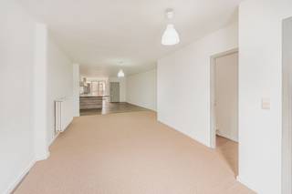 <p><strong>Welkom in de Appeldonkstraat 216 te Willebroek</strong></p><p>Deze instapklare woning met 3 slaapkamers en 2 badkamers geniet van een centrale ligging en biedt verrassend veel ruimte.</p><p>Via de inkomhal betreedt u de ruime en gezellige leefruimte met open keuken, die het hart van de woning vormt. Op het gelijkvloers bevindt zich tevens de eerste badkamer.</p><p>De lichtrijke veranda vormt de verbinding met de knusse tuin en de ruime garage, waar probleemloos twee wagens kunnen worden gestald. Dankzij de toegang via de Appeldonkweg is de garage bovendien langs beide zijden bereikbaar.</p><p>Op de eerste verdieping bevinden zich drie slaapkamers. De master bedroom beschikt over een eigen ensuite badkamer, wat zorgt voor extra comfort en privacy.</p><p>Daarnaast biedt de ruimte onder het dak nog mogelijkheden om een vierde slaapkamer, hobbyruimte of bureau te creëren.</p><p>Op wandelafstand vindt u diverse winkels, horecagelegenheden en de nabijheid van de N16, A12 en E19 zorgen voor een vlotte bereikbaarheid.</p><p> </p><p>Kortom, een ruime en veelzijdige woning die klaar is om haar nieuwe bewoners te verwelkomen.</p><p>Stedenbouwkundige info: Vg – Wg – Gdv – Gvkr – Gvv</p><p> </p><p>Meer info en documenten op www.malines-group.be</p>