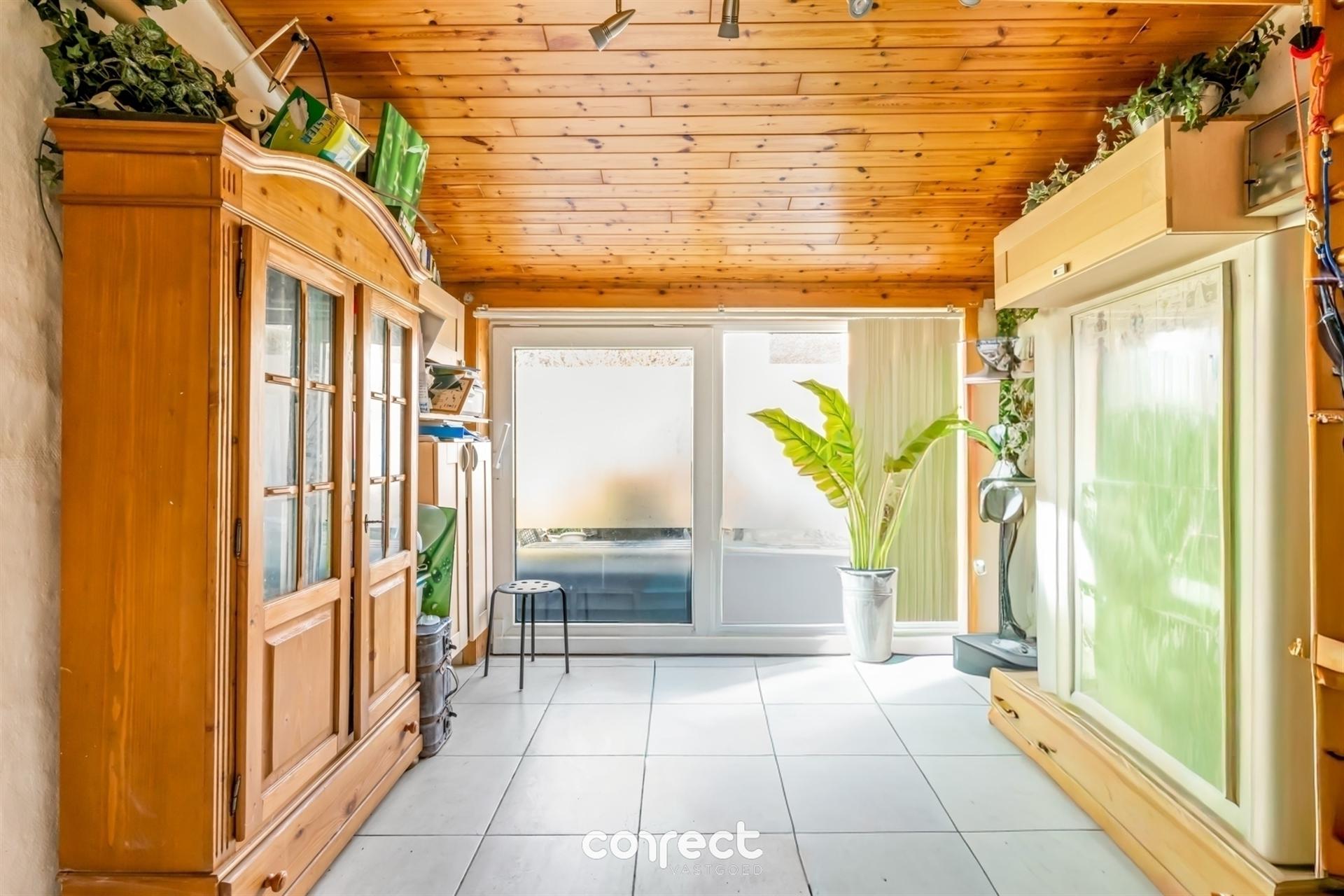 Centraal gelegen open bebouwing op ruim perceel en oprit. - foto 4