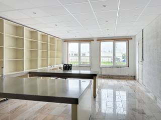 In een zijstraat van A12 (vlotte verbinding Antwerpen - Brussel) kan je een kantoorruimte huren op de eerste verdieping.<br />Het kantoor is toegankelijk via een aparte inkom en maakt deel uit van een complex bestaand uit magazijnen, kantoren en voldoende parkeerruimte voor de deur.<br />Op het gelijkvloers heb je de inkom met toilet. De trap komt uit op een overloop die toegang geeft tot de open kantoorruimte met achterliggend een aparte kamer.<br />Perfect bruikbaar als apart bureel, vergaderruimte, ...<br />Naast de kantoorplateau is er nog een ruimte die kan gebruikt of ingericht als keuken, kleedkamer en/of stockage.<br /><br />Algemene onkosten (water, elektriciteit, ...) bedragen € 75.<br />Te huur via soepel contract gemene huurwetgeving.