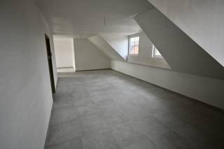 Ruim Dakappartement met 2 slaapkamers ! <br /><br /><br />Indeling : Woonkamer met open keuken , nachthal , apart toilet , 2 slaapkamers , badkamer , berging , terras . <br /><br />Dit appartement is voorzien van vloerverwarming met warmtepomp , ventilatie , zonnepanelen , <br /><br />Aankoop aan <strong><span>6 % btw mogelijk </span></strong>mits u aan de voorwaarden voldoet ! <br />Autostaanplaats + berging bij te kopen .<br /><br />Plannen en lastenboek te downloaden op onze website . <br /><br />Het appartement is snel beschikbaar.<br /><br />