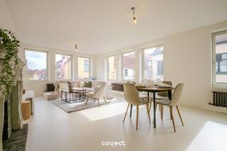 <p><span>In Brugge bevindt zich deze ruime en volledig vernieuwde hoekwoning met een ruime bewoonbare oppervlakte van 224 m². </span></p><p><span> </span></p><p><span>De woning werd recent grondig gerenoveerd en combineert hedendaags wooncomfort met kwalitatieve en smaakvolle afwerking.</span></p><p><span> </span></p><p><span>Bij het binnenkomen ervaart u meteen de aangename leefruimte met haard, die naadloos aansluit op de nieuwe, modern ingerichte keuken. </span></p><p><span> </span></p><p><span>De woning beschikt over 3 volwaardige slaapkamers en een aparte ruimte die perfect kan dienen als bureau of berging.</span></p><p><span> </span></p><p><span>De nieuwe badkamer is uitgerust met een inloopdouche en werd afgewerkt met duurzame kwaliteitsmaterialen, waaronder mortex. </span></p><p><span> </span></p><p><span>Naast het esthetische en functionele comfort werd ook sterk ingezet op energiezuinigheid.</span></p><p><span>Dankzij de doorgedreven renovatie behaalt de woning een bijzonder gunstig EPC van 172 kWh/m², wat garant staat voor een lagere energiekost en een duurzaam wooncomfort op lange termijn.</span></p><p><span> </span></p><p><span>Verder is de elektriciteit volledig conform gekeurd en is de woning asbestveilig. </span></p><p><span> </span></p><p><span>Dankzij de aanwezigheid van twee garages geniet u van extra comfort en praktische parkeermogelijkheden. </span></p><p><span> </span></p><p><span>De charmante hoekligging zorgt voor een aangename lichtinval en een open gevoel.</span></p><p><span> </span></p><p><span> Contacteer Lorenzo voor een bezoek: 0492 08 08 08  lorenzo@correctvastgoed.be</span></p><p><span> </span></p><p><span> Online schattingstool: https://www.correctvastgoed.be/schatting</span></p><p><span> </span></p>