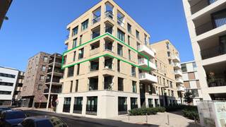  Modern en energiezuinig appartement met 3 zonneterrassen in Belford.<br /><br />Het appartement is gelegen op de derde verdieping van het stijlvolle gebouw Cyper. Hier geniet je niet alleen van veel ruimte, maar ook van drie zonnige terrassen waar je de hele dag door buiten kan vertoeven.<br /><br /><u>Waarom je hier wil wonen:</u>
<ul>
	<li>Lichtrijke leefruimte met open keuken, volledig uitgerust met o.a. vaatwasmachine, keramische kookplaat, koelkast en combi-oven</li>
	<li>Praktische berging</li>
	<li>Drie slaapkamers</li>
	<li>Luxe badkamer met inloopdouche, badmeubel én toilet</li>
	<li>Tweede douchekamer met inloopdouche en badmeubel</li>
</ul>
<br />Dankzij de vloerverwarming via het warmtenet woon je hier uiterst energiezuinig én comfortabel.<br /><br /><u>Extra’s die het verschil maken:</u>

<ul>
	<li>Ondergrondse parkeerplaats mogelijk (€ 70/maand)</li>
	<li>Privé kelderberging &amp; gemeenschappelijke fietsenstalling</li>
	<li>Gemeenschappelijke kosten: € 70/maand</li>
	<li>Beschikbaar vanaf 1 november 2025</li>
</ul>
Dit appartement combineert ruimte, licht en energiezuinigheid op een toplocatie!<br /><br /><strong>Interesse in een bezoek aan dit appartement? </strong><br />Ga naar www.dicasa.be, klik op het pand dat u wenst te huren en vul via de knop "Ik ben kandidaat" een kort profiel in. Enkel via deze weg kunnen bezichtigingen aangevraagd worden – telefonisch worden geen afspraken ingepland. <br /> 
