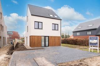 Luxe nieuwbouwwoning met 5 slaapkamers in OostmalleDeze ruime en praktisch ingedeelde nieuwbouwwoning in Oostmalle biedt alles wat een modern gezin...