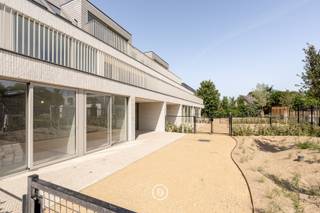 Dit gelijkvloers afgewerkt appartement maakt deel uit van het nieuwbouwproject AQUILO, gelegen in het prestigieuze Sint-Idesbald. Een residentie die uitblinkt in verfijning, comfort en energie-efficiëntie, op een unieke locatie aan de Belgische kust.<br /><br />Het duurzame karakter van het project wordt gegarandeerd door individuele zonnepanelen per appartement, doorgedreven isolatie, een warmtepomp en balansventilatie type D. De royale oppervlaktes en hoogwaardige afwerking onderlijnen het exclusieve cachet van deze residentie.<br /><br />Het appartement bevindt zich op het gelijkvloers en werd op plan ingedeeld als volgt: inkomhal met gastentoilet en berging, lichtrijke leefruimte met open keuken, twee slaapkamers, een badkamer en een zuidwestgericht terras met aanpalende tuin.<br /><br />Verplichte aankoop van parkeergelegenheid en kelderberging, niet inbegrepen in de prijs.<br /><br />Oppervlakte appartement: 94,13 m²<br />Oppervlakte terras: 37,79 m²<br />Oppervlakte tuin: 120,70 m²<br /><br />Voor meer informatie of een bezoek aan het modelappartement kunt u ons steeds contacteren via 050 66 00 00 of via louna@found-baker.com