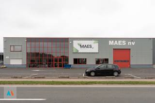 Een functioneel bedrijfsgebouw op een perceel van 3.155m² binnen een zone voor ambachtelijke bedrijven en KMO activiteiten.<br />Gebouw bestaande uit een gelijkvloers = werkplaats van 700m² aangevuld met een winkelruimte met bureau en magazijn van 300 m².<br />Bovenruimte voor stockage van 150m².<br />Er zijn verschillende parkeermogelijkheden zowel voor- als achteraan.<br />Tevens aanvullende stockage- buitenruimte achteraan.