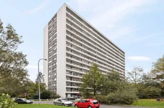 BEZOEKEN KUNNEN UITSLUITEND WORDEN INGEPLAND VIA DE VOLGENDE LINK: <br />https://mijnhuurprofiel.be/property/669eec4e-43b3-4a0d-b11a-8b150efdf469<br /><br />Bent u opzoek naar een gerenoveerd appartement met twee slaapkamers, terras én garage, in het centrum van Sint-Niklaas? <br />Lees en kijk dan snel even verder!<br /><br />Dit appartement is ideaal gelegen, dichtbij verschillende invalswegen én faciliteiten zoals scholen, winkels en het openbaar vervoer. Dit appartement heeft een gunstige EPC-waarde met label B. Het (privatief) verbruik van water- en gas is gemeenschappelijk en zal 1-2 x per jaar verrekend worden, op basis van de huurder zijn/haar effectief verbruik. Dit appartement beschikt over een ondergrondse (privatieve) garage. <br /><br />Indeling:<br />Inkomhal met vestiairemogelijkheid. Lichtrijke leefruimte met aansluitend een terras. Geïnstalleerde keuken met kasten- en toestellen. Badkamer met douche, lavabomeubel én met aansluiting voor het wasmachine en de droogkast. Gastentoilet. Twee slaapkamers (waarvan één grotere en één kleinere slaapkamer). <br /><br />Dit appartement is beschikbaar vanaf 15 december 2026. <br />De gemeenschappelijke kosten bedragen €75,00 per maand.