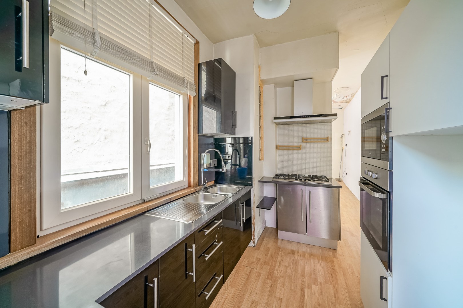 Te renoveren stadswoning met 5 slaapkamers, 3 badkamers en koer in hartje Oostende - foto 3