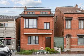 Voor meer info en foto’s, surf naar www.swevers.be – In de geliefde Onafhankelijkheidsstraat in Leopoldsburg wacht deze vrijstaande woning uit 1938 op een nieuwe eigenaar met oog voor renovatie. Met een perceel van 2a 60ca, zuidelijke oriëntatie en een bewoonbare oppervlakte van 200 m² biedt dit pand een solide basis én veel potentieel. De woning telt drie bouwlagen, drie slaapkamers, een badkamer, zolder, kelder en functioneel ingedeelde leefruimtes. Op het gelijkvloers vind je een open leefruimte, eetkamer, keuken met aanpalende berging, ruime wasplaats en gastentoilet. De verdieping biedt twee slaapkamers en een badkamer. De zolder (46,37 m²) en kelder (22,64 m²) vergroten de gebruiksmogelijkheden aanzienlijk. Buiten geniet je van een onderhoudsvriendelijke tuin op het zuiden. Op wandelafstand bevinden zich winkels, scholen, openbaar vervoer en ontspanning. Een ideaal renovatieproject in een rustige, maar centrale buurt. Voor meer informatie, bel 011 255 155. Bron bewoonbare oppervlakte: EPC – verslag. residentiële gebouwen (behoudens bij sloop binnen 5 jaar na de aankoop). Consulteer voor meer informatie de website van het Vlaams Energie- en Klimaatagentschap via https://www.vlaanderen.be/een-huis-of-appartement-kopen/renovatieverplichting-voor-residentiele-gebouwen.