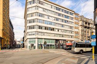 <p><span>Dit </span><span>instapklare 2-slaapkamer appartement</span><span> is gelegen op een toplocatie in Antwerpen, vlakbij het </span><span>Centraal Station</span><span> en </span><span>de Zoo</span><span> van Antwerpen. In de directe omgeving vindt u tal van winkels, restaurants en cafés, terwijl tram-, trein- en busverbindingen op wandelafstand zorgen voor een uitstekende bereikbaarheid. </span></p><p><span> </span></p><p><span>Dankzij deze centrale ligging is het appartement zowel interessant als investering als voor eigen bewoning. </span></p><p><span>Het appartement is momenteel verhuurd voor </span><span>1050 euro/ maand inclusief onkosten</span><span> (ca 250 euro).</span></p><p><span> </span></p><p><span>Indeling</span></p><p><span>-gelegen op de 5e verdieping</span></p><p><span>-inkomhal</span></p><p><span>-lichtrijke woonkamer aan de voorzijde van het gebouw</span></p><p><span>-aparte keuken</span></p><p><span>-nachthal</span></p><p><span>-slaapkamer 1</span></p><p><span>-slaapkamer 2</span></p><p><span>-badkamer met bad en lavabo</span></p><p><span>-apart toilet</span></p><p><span> </span></p><p><span>Troeven</span></p><p><span>- centrale ligging vlakbij Centraal Station</span></p><p><span>- twee slaapkamers</span></p><p><span>- gunstig EPC label B</span></p><p><span> </span></p><p><span>Ben jij geïnteresseerd in dit appartement vlakbij centrum Antwerpen, ben je op zoek naar ander vastgoed of wens je de waarde van jouw eigendom te kennen? Dan ben je bij BOLT immo aan het juiste adres! Wij helpen jou graag verder.</span></p><p><span> </span></p>