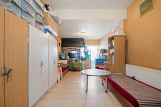 Knusse, op te frissen woning met 3 slaapkamers en koer, in Mechelen centrum! <br /><br />Ideale woning voor wie graag een knusse woning wil kopen en graag dichtbij alle invalswegen/verbindingswegen wil wonen.<br />Grote pluspunten aan de woning: lichtrijk, grote ruimtes, koer, 3 kamers, kelder aanwezig. Alsook vlakbij Thomas More, scholen, E19, openbaar vervoer en centrum Mechelen! <br /><br />INDELING<br />Op het gelijkvloers is er een inkomhal, die ons leidt naar de open zitruimte, aansluitend eetruime en leefruimte. Vooraan hebben we apart de keuken. <br />Vanuit de leefruimte komen we op het koertje, waar je gerust buiten kan zitten van de rust kan genieten. <br /><br />Op de eerste verdieping heeft de woning 1 ruime slaapkamer en een badkamer met douche, WC en dubbele lavabo. <br />Op de tweede verdieping zijn er nog 2 slaapkamers. <br />De woning heeft ook nog een kelder die toegankelijk is via de inkomhal. <br /><br />BELANGRIJKE PUNTJES<br />- KI is slechts 341 euro;<br />- EPC = B, 160!;<br />- Woning is volledig geïsoleerd langs de binnenkant, alsook het dak;<br />- Elektriciteit is conform;<br />- Woning werd volledig gerenoveerd in 2020. <br /><br />Kortom, een woning met enorm veel potentieel, in een enorm geliefde buurt, waar je je droomwoning van kan maken!<br /><br />Mis deze knusse woning niet, en plan uw bezoek in via onze website www.living-stone.be of contacteer Luisa Simonian via 0498 88 81 70 of luisa.simonian@living-stone.be. Tot snel!