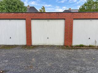 <p>Garagebox met kantelpoort te koop in de Fortveldstraat in Wijnegem.<br />Goed onderhouden. Het dak van de volledige rij garageboxen werd recent vernieuwd. Zeer lage jaarlijkse kosten.<br />Binnenafmetingen: circa 2,80 m breed × 5,80 m diep, met een binnenhoogte van circa 2,17 m. De poortopening is circa 2,36 m breed en 1,88 m hoog.<br />Geschikt om een wagen en /of fietsen-moto's te stallen of als opslagruimte.<br />Alle afmetingen zijn indicatief.</p><p>Prijs bespreekbaar</p><p>Kijkmoment zaterdag 17/10 van 10 tot 12u<br />adres: Fortveldstraat 19 te 2110 Wijnegem (box nr. 22)</p>