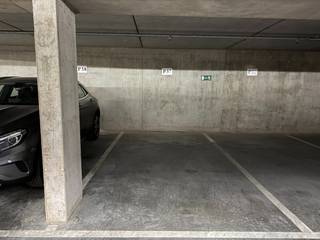 Emplacement de parking couvert et souterrain<br />Situé au niveau -2<br />Situation centrale, à proximité de la mer<br />Emplacement de parking n° 37<br />Dimensions : 4,90 m de profondeur × 2,50 m de largeur<br />Hauteur libre : 2,16 m<br />Possibilité d’acquérir également l’emplacement de parking adjacent n° 38