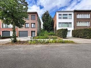 Mooie bouwgrond, voor gesloten bebouwing, gelegen in de Vuurkruislaan te Wilrijk. Het betreft 2 percelen, welke samen een oppervlakte hebben van 1.399m², en bevindt zich in een rustige en aangename leefomgeving.<br /><br />De ligging van deze bouwgrond is een enorme troef. U geniet van hier van een rustige residentiële omgeving, terwijl u toch op een korte afstand bent van het centrum van Wilrijk en diverse voorzieningen. Op een boogscheut kan je genieten van het Park van Eeden. Op wandelafstand vindt u openbaar vervoer, scholen, winkels,... Ook de A12 en andere belangrijke invalswegen zijn vlot bereikbaar. <br /><br />De bouwvoorschriften;<br />Alle verdiepen max 13m diep<br />Breedte = 7m<br />Voortuinstrook = 5m.<br /><br />Een interessante opportuniteit voor wie op zoek is naar een bouwgrond op een rustige, residentiële locatie in Wilrijk.<br /><br />Meer informatie: edegem@immopoint.be