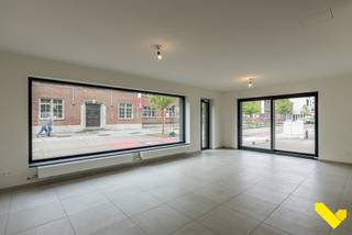 Op zoek naar de ideale combinatie van wonen en werken?Dit volledig gerenoveerde handelspand (135m²) met bovenliggend duplex appartement biedt tal van...