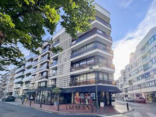 Au coin de la Zoutelaan et de la Lippenslaan, dans le centre animé de Knokke, se trouve cet appartement d'angle entièrement rénové au quatrième étage. Grâce à son orientation sud-ouest, l'appartement bénéficie d'une terrasse ensoleillée et d'une luminosité optimale tout au long de la journée.<br /><br />Lors de la rénovation, des matériaux durables et de haute qualité ont été choisis, tels que la pierre naturelle, le bois massif et le Mortex, ce qui garantit une finition raffinée et intemporelle. Le salon lumineux est relié à la cuisine ouverte, équipée d'appareils électroménagers de qualité et d'un îlot central qui allie parfaitement esthétique et fonctionnalité.<br /><br />L'appartement dispose de trois chambres. La chambre principale est équipée d'un dressing sur mesure, tandis que la deuxième chambre offre de grands placards intégrés. La troisième chambre, plus compacte, est équipée de lits superposés et dispose de sa propre douche. Il y a également une salle de bains élégante avec douche à l'italienne et toilettes, des toilettes séparées pour les invités et un hall d'entrée avec un vestiaire pratique.<br /><br />Enfin, l'appartement dispose d'une cave privative et d'un accès à un local à vélos commun et sécurisé, un atout supplémentaire dans le centre de Knokke.<br />Possibilité d'acheter une place de parking/garage dans les environs !<br />Registre des mesures en cours de demande.<br /><br />N'hésitez pas à nous contacter pour plus d'informations : tél. : 050 62 44 14 ou via knokke@immax.be