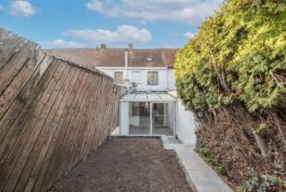 Deze op te frissen woning is gunstig gelegen nabij belangrijke invalswegen en niet ver van centrum Kortrijk. Met een EPC-score C en conforme elektriciteit is dit een interessante opportuniteit, zowel voor eigen bewoning als voor wie op zoek is naar een investering.<br /><br />De woning beschikt over een praktische en aangename indeling. Via de inkomhal komt u in de lichtrijke leefruimte met aansluitend de woonkamer, eetkamer en keuken. De badkamer bevindt zich op het gelijkvloers. Op de eerste verdieping bevinden zich twee volwaardige slaapkamers. De zolderverdieping, bereikbaar via een vaste trap, is ingericht als derde slaapkamer.<br /><br />Bent u op zoek naar een woning met een doordachte indeling, op een strategische ligging, mét heel wat mogelijkheden? Dan is deze woning precies wat u zoekt!<br /><br />TROEVEN:<br /><br />- Elektriciteit conform AREI<br />- EPC C<br />- Vlotte bereikbaarheid<br />- Interessante investeringsopportuniteit<br /><br />Interesse in deze woning? Contacteer dan snel Vlaemynck vastgoed<br /><br />REF: AI/26013/K