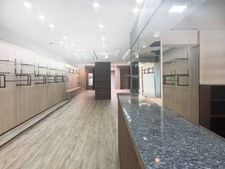 Bent u op zoek naar een commerciële ruimte die geniet van een hoge visibiliteit langs de Kattestraat in Aalst? Dit handelspand is uiterst...