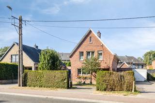 Cette maison ouverte à rénover offre une excellente base pour ceux qui recherchent une maison avec du potentiel. Avec pas moins de 3 chambres, une large allée et une situation favorable près des axes routiers importants, cette maison dispose de plusieurs atouts pour les familles, les jeunes acheteurs ou les bricoleurs souhaitant réaliser leur propre projet de vie.DispositionRez-de-chaussée- Hall d'entrée- Séjour- Cuisine- Véranda1er étage- Hall de nuit- 2 grandes chambres et 1 petite chambre- Salle de bain2ème étage- Grenier de stockageEnvie de retrousser vos manches et de transformer complètement une maison en votre propre maison de rêve ?Planifiez votre visite dès aujourd'hui via le lien ( https://albert.immo/listing/dwelling-for-sale-9420-erpe-mere-7820262 ) ou contactez directement Kristof via kristof.de.clercq@albert.immo.
