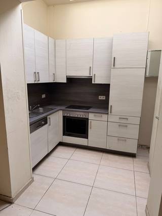 Deze <span><strong>deels gerenoveerde rijwoning in een rustige straat in het centrum van Harelbeke</strong></span> is de <span><strong>ideale starterswoning</strong></span> of een interessant <span><strong>renovatieprojectje om te verhuren</strong></span>. <br />Op het gelijkvloers bevinden zich een inkomhal, toegang tot de kelder, een <span><strong>vernieuwde keuken </strong></span>en een apart toilet.<br />De eerste verdieping is momenteel <span><strong>één open ruimte die eenvoudig kan worden ingedeeld in een slaapkamer en badkamer</strong></span>.<br />Op de tweede verdieping, waar nog een vaste trap dient geplaatst te worden, kan een <span><strong>extra slaapkamer of bureau</strong></span> worden ingericht.<br />De woning is uitgerust met <span><strong>dubbele PVC-beglazing met rolluiken, een nieuwe aardgaswandketel voor verwarming en warm water</strong></span>, en geniet van extra lichtinval dankzij de koepel boven de keuken.<br />Hoewel er geen garage aanwezig is, kunt u een bewonerskaart aanvragen waarmee gratis in de buurt kan worden geparkeerd.<br />De <span><strong>centrale ligging nabij winkels, scholen, station en het natuurdomein De Gavers is alleen maar een meerwaarde !</strong></span><br />EPC : 267 en UC : 2523932 Meer info of een bezoek ? Contacteer Lode : <strong><u>lode@immotaelman.be</u></strong>