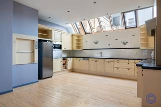 <p><span>Informatie woning</span></p><p><span>Zelden komt er in het hart van Antwerpen zon complete gezinswoning op de markt. Gelegen in een van de meest gewilde buurten, geniet u hier van een unieke combinatie van stedelijke dynamiek en wooncomfort. Winkels, scholen, horeca, cultuur en openbaar vervoer bevinden zich op wandelafstand. De woning scoort uitmuntend op energiezuinigheid en comfort: zonnepanelen met thuisbatterij, geïsoleerde daken en vloeren, automatische rolluiken en een nieuwe HR-ketel. Extra pluspunten zijn het centraal stofzuigsysteem en de dienstlift die alle verdiepingen verbindt. Via de ruime inkomhal met gastentoilet bereikt u de inpandige garage met ca. 3,5 m plafondhoogte, geschikt voor 2 kleine stadswagens en fietsen. De droge, geïsoleerde kelder (±46 m²) biedt uitzonderlijk veel bergruimte en vormt het vertrekpunt van de dienstlift. De 1ste verdieping omvat een lichtrijke leefruimte met open keuken, badend in natuurlijk licht dankzij grote raampartijen en een lichtstraat. De keuken is volledig uitgerust met hoogwaardige toestellen van o.a. Miele en Siemens. Op de 2de verdieping bevinden zich 3 slaapkamers, waarvan één met ensuite douchekamer, en een aparte badkamer (leidingen voorzien). De 3de verdieping herbergt de royale master met badkamer en een westgerichte dakterras met zonnewering, ideaal om te genieten van de namiddag- en avondzon. Een uitzonderlijke gezinswoning op een absolute TOPLIGGING in Antwerpen!</span></p><p><span> </span></p><p><span>De gevelfoto is een impressie om aan te tonen hoe de gevel eruit zal zien indien deze geschilderd. Hieruit kunnen geen rechten geput worden.</span></p><p><span> </span></p><p><span>Indeling</span></p><p><span>KELDER:</span></p><ul><li><span>Droge kelder ca.46m² waarvan het plafond in 2025 geïsoleerd werd! In de kelder is o.a. de thuisbatterij, centraal stofzuigsysteem, industriële waterontharder, condensatieketel, etc. geïnstalleerd.</span></li></ul><p><span>GLV: </span></p><ul><li><span>Inkomhal met prachtige trap uit gietijzer en hout naar de bovenliggende verdiepingen. Apart toilet!</span></li><li><span>Ruime garage met geïsoleerde, automatische poort (vernieuwd in 2018). De garage is ca. 50m² groot, heeft een vrije hoogte van ca. 3,50m en momenteel opgedeeld in een ruime staanplaats voor 1 wagen + fietsen, en een berging.</span></li></ul><p><span>V1: </span></p><ul><li><span>Leefruimte ca. 57 m² genietend van veel natuurlijke lichtinval dankzij de lichtstraat in de open keuken en de grote raampartijen aan de straatkant. In de woonkamer is een gashaard geïnstalleerd en om de hoek is een kleine bibliotheek ingebouwd.</span></li><li><span>Uitgeruste open keuken met veel werkruimte, uitgerust met kwalitatieve toestellen waaronder een grote oven, kookvuur met 5 pitten, ingebouwd koffiezetapparaat (defect), ingebouwde stoomoven, vaatwasser en een dubbele spoelbak met inox kraan.</span></li></ul><p><span>V2: </span></p><ul><li><span>Slaapkamer 1 ca. 13m² op houten vloer.</span></li><li><span>Slaapkamer 2 ca. 18m² op houten vloer.</span></li><li><span>Slaapkamer 3 ca. 8,5m² met aansluitend een ensuite badkamer voorzien van een instapdouche en lavabomeubel.</span></li><li><span>Badkamer op tegelvloer met groot lavabomeubel en wc. De leidingen zijn aanwezig om opnieuw een douche te plaatsen!</span></li></ul><p><span>V3:</span></p><ul><li><span>Slaapkamer ca. 29m² op houten vloer met prachtige hoge plafonds van maar liefst 5 meter!</span></li></ul><ul><li><span>Heerlijk rustig, west georiënteerd terras ca. 10m².</span></li></ul><ul><li><span>Grote badkamer (op te frissen) met dubbel lavabomeubel en spiegelkast, jacuzzi-bad en instapdouche.</span></li></ul><p><span> </span></p><p><span>Extra's</span></p><ul><li><span>Centraal stofzuigsysteem.</span></li><li><span>Industriële waterontharder.</span></li><li><span>Alle ramen zijn voorzien van elektrische rolluiken. De lichtstraat in de keuken is voorzien van zonsverduistering.</span></li><li><span>Dienstlift die vanuit de garage naar de bovenste verdieping gaat.</span></li><li><span>Airco in de slaapkamer op de bovenste verdieping.</span></li></ul><ul><li><span>11 zonnepanelen met thuis batterij.</span></li></ul><p><span> </span></p><p><span>Algemene informatie</span></p><ul><li><span>EPC: 179 kWh/ (m² jaar)!</span></li><li><span>Elektrische keuring: conform AREI, geldig tot 10/10/2035.</span></li><li><span>Asbestattest: aanwezig, en asbestveilig (1 beperking).</span></li></ul><p><span> </span></p><p><span>Gebouw</span></p><ul><li><span>Gebouw bestaande uit een kelder, gelijkvloerse verdieping met garage en 3 verdiepingen.</span></li><li><span>Zeer goed onderhouden woning met vernieuwd en geïsoleerd dak dat voldoet aan de eindnorm van 2050!</span></li><li><span>Het plafond van de kelder is geïsoleerd conform de eindnorm van 2050!</span></li></ul><p><span>  </span></p><p><span>Ligging</span></p><ul><li><span>Rustige in het hart van de stad! </span></li><li><span>Supermarkten, scholen en horeca in de directe omgeving.</span></li><li><span>Naast zijn nabijheid van in- en uitvalswegen naar de ring is het Centraal Station op wandelafstand.</span></li><li><span>MOBISCORE: 9,6/10!</span></li></ul><p><span> </span></p><p><span> </span></p><p><span>De informatie in deze prospect is ter informatieve titel: de kandidaat-kopers moeten hun eigen zaak maken van het verkrijgen, controleren en interpreteren van deze informatie.</span></p>