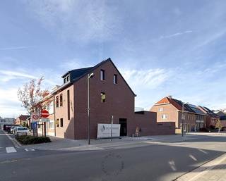 Dit nieuwbouwappartement bevindt zich op het gelijkvloers van een kleinschalig gebouw met slechts twee appartementen.Dankzij de grote ramen en het...