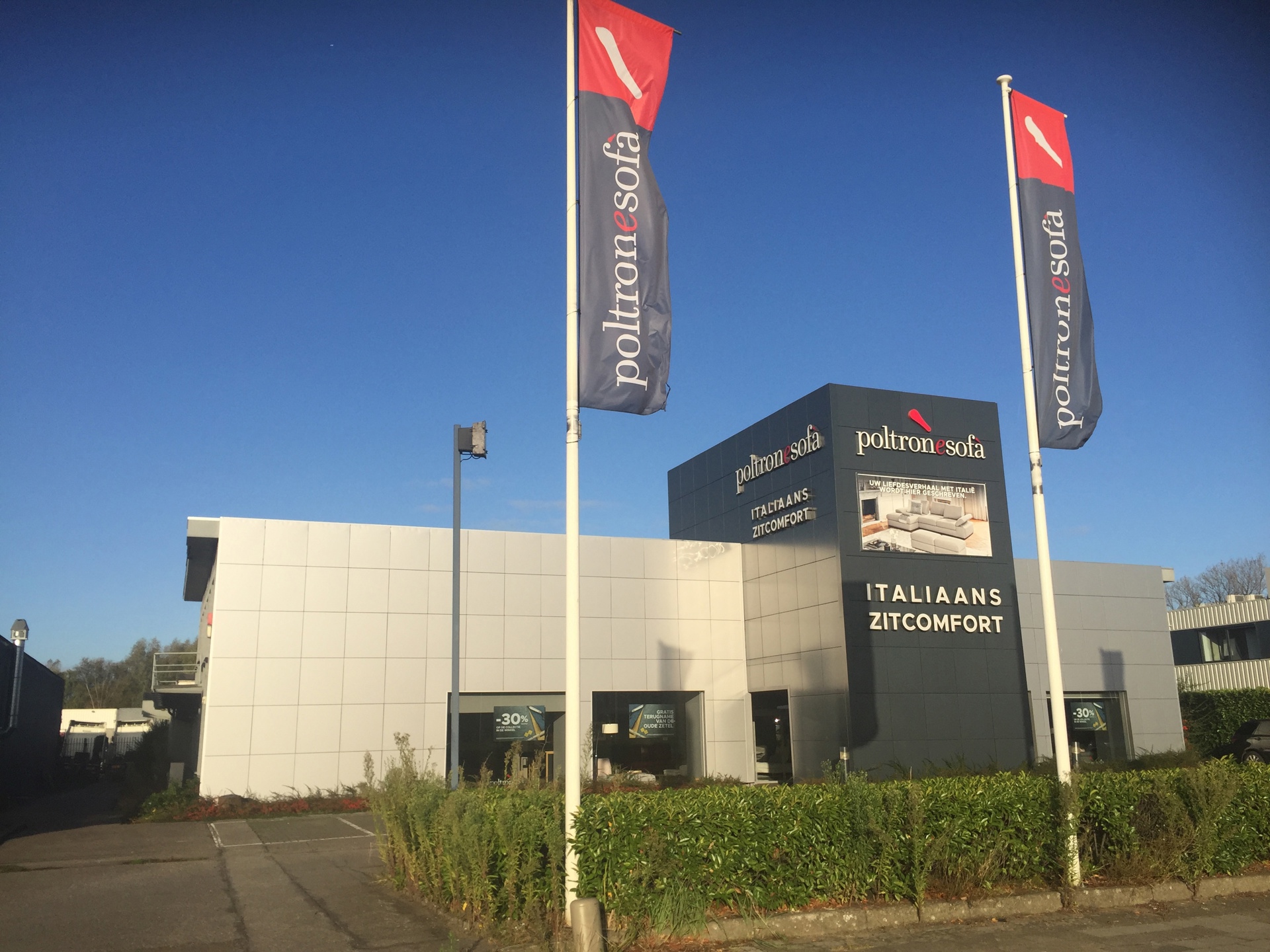 - ca. 1.550 m² toonzaal - ca. 200m² magazijn- 18 parkeerplaatsen - gevelbreedte toonzaal 30m- reclametotem- zichtlocatie langs A12