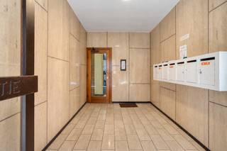 Deze praktische studio is gelegen op de derde verdieping en bevindt zich op een bijzonder centrale locatie in het centrum van Roeselare. Dankzij de uitstekende ligging zijn winkels, supermarkten, scholen, horecazaken, openbaar vervoer en andere dagelijkse voorzieningen allemaal vlot bereikbaar te voet.<br /><br />Ook het station van Roeselare bevindt zich in de nabije omgeving, waardoor u geniet van een goede verbinding met omliggende steden en gemeenten. Een ideale ligging voor wie centraal wil wonen, dagelijks pendelt met het openbaar vervoer of op zoek is naar een interessante investering.<br /><br /><strong>Indeling</strong>:<br />Bij het betreden van de studio komt u rechtstreeks in de keuken, die toegang biedt tot de aangename woon- en leefruimte. Deze ruimte kan dankzij de praktische indeling eveneens ingericht worden als slaapruimte.<br />Via de keuken is er toegang tot de badkamer, uitgerust met een douche, lavabomeubel en toilet.<br /><br /><strong>Troeven:</strong>
<ul>
	<li>Uiterst centrale ligging in het centrum van Roeselare.</li>
	<li>Momenteel verhuurd aan € 550 per maand, inclusief gemeenschappelijke kosten, waardoor er onmiddellijk huurrendement mogelijk is.</li>
	<li>Interessante investering voor zowel beginnende als ervaren investeerders.</li>
	<li>Winkels, supermarkten, scholen en horeca op wandelafstand.</li>
	<li>Praktische en functionele indeling.</li>
</ul>
<strong>Interesse?</strong> Contacteer ons kantoor voor meer informatie of plan vrijblijvend een bezoek via 051 20 14 00 of info@dicasa.be.
