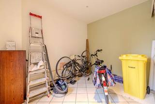 Ontdek deze  <strong>art-deco stadswoning</strong>, gelegen in het historische centrum van Lier, vlakbij de iconische St-Gummarustoren. Een perfecte ligging voor gezinnen met kinderen en <strong>tal van mogelijkheden</strong> op het gelijkvloers.<br /><br /><em><u>INDELING:</u></em><br /><strong>Kelder:</strong><br />Kelderruimte via een luik .<br /><strong>Gelijkvloers:</strong><br />Het volledig vernieuwde gelijkvloers biedt een stijlvolle inkomhal, een handige fietsenberging en 3 extra bergingen. De ruime, polyvalente ruimte (30,6m²) is perfect als kantoor of praktijkruimte. Daarnaast zijn er een wasruimte en een moderne sanitaire ruimte aanwezig. Via de traphal bereik je de eerste verdieping.<br /><strong>Eerste Verdieping:</strong><br />Ervaar de warme sfeer van de eerste verdieping met een gezellige living / eetkamer aan de voorzijde en met een open keuken aan de achterzijde, extra bergruimte naast de keuken. De keuken biedt toegang tot een groot, uitnodigend terras – de ideale plek voor ontspanning.<br /><strong>Tweede Verdieping:</strong><br />De tweede verdieping omvat een royale masterbedroom aan de voorzijde en een  badkamer aan de achterzijde, voorzien van een aparte douchecel, ligbad, WC en  lavabomeubel.<br /><strong>Derde Verdieping:</strong><br />Hier vind je een tweede en derde slaapkamer, perfect voor kinderen of als gastenkamers.<br />  <br />Deze woning is een <strong>unieke kans voor wie op zoek is naar een combinatie van authenticiteit en comfort</strong> in een levendige omgeving. Mis deze kans niet en plan vandaag nog een bezichtiging op het nummer 0496/289 489!