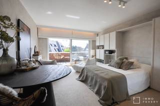 In de villaresidentie "Park" bevindt zich deze mooie en goed onderhouden pied-à-terre te koop, gelegen op slechts enkele passen van de Zeedijk en vlakbij het Rubensplein in het centrum van Knokke.<br /><br />Deze eigendom beschikt over een zeer gezellige en lichtrijke leefruimte die toegang biedt tot het zonovergoten terras, waar men kan genieten van een open zicht op de rondomliggende tuinen en villa's. De aparte keuken is volledig geïnstalleerd en is eveneens zeer goed onderhouden. Daarnaast is er een aparte badkamer met een ligbad, wastafel en toilet.<br /><br />Tevens is er een privatieve kelderberging en een gemeenschappelijke fietsenberging aanwezig in het gebouw.<br /><br />Een bezoek ter plaatse wordt sterk aangeraden en is steeds mogelijk op afspraak! Contacteer ons vandaag nog om uw afspraak vast te leggen via +32 (0)50 66 20 20.