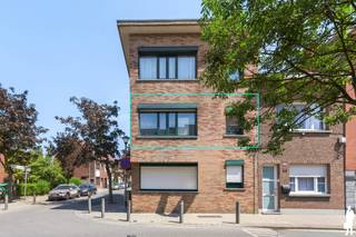 <p><strong>3 slaapkamerappartement in kleinschalig gebouw. </strong><br /><br />Centraal gelegen op wandelafstand van Antwerpse Steenweg met winkels, openbaar vervoer en vlotte verbinding naar Antwerpen. Verschillende groene zones en recreatiemogelijkheden bevinden zich op korte afstand, waaronder het prachtige Hobokense Polder, een uniek natuurgebied toegankelijk voor wandelaars en fietsers.</p>
<p>Indeling: Inkomhal met gastentoilet, leefruimte ca. 22 m² op tegelvloer met deels open keuken (ingebouwde koelkast/diepvries en gasvuur), berging met plaats voor wasmachine/droogkast. Op te frissen badkamer met ligbad en lavabo, 3 compacte slaapkamers op tegel. CV op gas.</p>
<p><strong>Extra informatie:</strong></p>
<ul>
<li>Energiezuinig appartement (EPC-label B 138 kWh/m²/j);</li>
<li>Elektrische installatie niet conform;</li>
<li>Kleinschalig gebouw;</li>
<li>Rolluiken;</li>
<li>Appartement wordt momenteel verhuurd, huurcontract te respecteren.</li>
</ul>