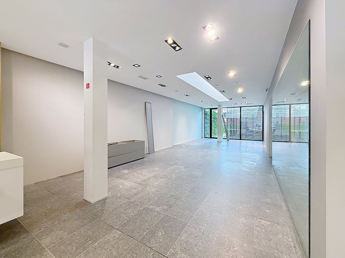 Modern handelspand (170 m²) met ruime kelder te huur Deinze - foto 2