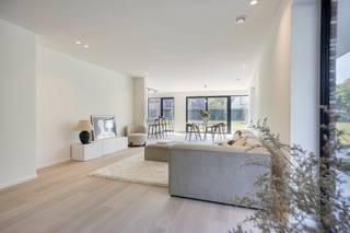 Op een zongericht perceel van maar liefst 1361m² vinden we deze volledig instapklare nieuwbouwvilla met 4 slaapkamers en twee badkamers.<br /><br />De woning is gelegen in tweede lijn langs de Polderstraat, men geniet m.a.w. van een rustige ligging met een zeer vlotte verbinding naar het centrum, de E40, Golf ter Hille e.d. <br /><br />Op zoek naar interessante immo te Oostduinkerke? Lees dan zeker verder!<br /><br />INDELING<br />> Gelijkvloers:<br />- inkomhal met apart toilet<br />- lichtrijke leefruimte, ingedeeld in bureauruimte, zit- en eetplaats met open geïnstalleerde keuken met eiland<br />- ruime berging/wasplaats met toegang tot de tuin/carport<br /><br />> 1e verdieping<br />- 4 slaapkamers<br />- badkamer met ligbad én douche<br />- douchekamer<br />- berging<br />- apart toilet<br /><br />Buiten geniet men van een grote aangelegde tuin met terras en een carport met bergruimte. Het zongericht perceel is volledig omheind en beschikt over een automatische toegangspoort. <br /><br />TROEVEN<br />+ Volledig afgewerkt = instapklaar<br />+ Energiezuinige woning (E30) dankzij o.a. vloerverwarming via warmtepomp en zonnepanelen.<br />+ 6% btw op de constructiewaarde mogelijk <br /><br />Interesse in deze nieuwbouwwoning te koop in Oostduinkerke? Neem dan zeker contact op met de dossierverantwoordelijke Sarah Velle via 0470 10 52 78 of sarah.velle@dewaele.com.<br /><br /><br />Bestuursmaatregelen in het maatregelenregister: nee
