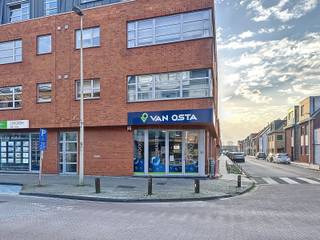 In de winkelstraat van Aartselaar tref je dit hoekpand met veel ramen / zichtbaarheid.Het pand bestaat uit twee verdiepen nl. gelijkvloers en...