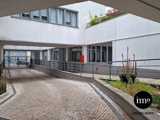 <p>Immo Store presenteert dit instapklare en volledig uitgeruste duplex-bureau, ingericht als advocatenkantoor, inclusief maar liefst 4 ondergrondse parkeerplaatsen. Het kantoor is strategisch gelegen met een vlotte verbinding naar het historische centrum van Brussel en is uitstekend bereikbaar met zowel de wagen als het openbaar vervoer. Een ideale uitvalsbasis voor een advocatenkantoor, consultancy, boekhoudkantoor, vrij beroep of andere professionele activiteit. Op de gelijkvloerse verdieping bevindt zich een grote, lichtrijke open kantoorruimte met 4 afzonderlijke bureaus, ideaal voor medewerkers, ontvangst van cliënten of individuele werkplekken. De benedenverdieping beschikt over een ruime vergaderzaal, een ingerichte kitchenette en een grote relaxatieruimte. Daarnaast is er ruim voldoende sanitair voor zowel medewerkers als bezoekers en beschikt het kantoor zelfs over een doucheruimte. De combinatie van een professionele indeling, instapklare staat, uitstekende bereikbaarheid en 4 private parkeerplaatsen maakt dit een bijzonder complete kantooroplossing in Brussel. Grijp deze unieke IMMO STORE-kans en plan vandaag nog uw bezoek! Bel ons op 02/203.03.03 of stuur een mail naar info@immo-store.be!</p>