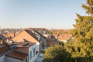 1200 WOLUWE-SAINT-LAMBERT (Debelderstraat 6) - Gelegen op een steenworp afstand van het Tombergplein, op loopafstand van alle voorzieningen (scholen, parken, speelplaatsen, buurtwinkels, restaurants, supermarkten, ...) biedt TREVI u een mooi, modern appartement aan op de 3e verdieping van een klein appartementencomplex. Dit appartement is als volgt ingedeeld: inkomhal met apart toilet, woonkamer, volledig uitgeruste keuken, balkon, nachthal, badkamer, 2 slaapkamers, achterterras en garage. De water-, gas- en elektriciteitsmeters zijn individueel. Gemeenschappelijke kosten: forfaitair bedrag van 30 € / maand voor gemeenschappelijk verbruik en garage voor 100 € / maand. Beschikbaar vanaf: 01/12/2026 voor een huurovereenkomst van min. 3 jaar. EPC: D- Meer informatie en bezichtigingen aanvragen bij Louis Meert 0477 57 98 87 of via e-mail LMEERT@TREVI.BE