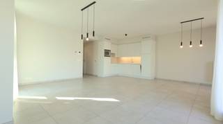 Dit uiterst verzorgde appartement is gelegen op De Munt, in het centum van Roeselare.<br /><br />Het appartement bestaat uit inkom met gastentoilet, ruime leefruimte met ingerichte open keuken, een badkamer, twee slaapkamers en een wasplaats/berging.<br />De open keuken is voorzien van een spoeltafel, kookplaat, dampkap, combi-oven, koelkast en vaatwasmachine. De keuken sluit perfect aan bij de lichtrijke leefruimte en vormt samen met het aangename terras de ideale plek om tot rust te komen.<br /><br />Extra troef: Het appartement werd volledig geschilderd, en is voorzien van verlichting en gordijnen.<br />In de kelder is een extra afgesloten kelderberging aanwezig.<br /><br />Gemeenschappelijke kosten:  € 50/maand.<br /><br />Dit appartement is beschikbaar vanaf 1 oktober 2026. <br /><br /><u><strong>Benieuwd? Neem contact op voor meer informatie of een persoonlijk bezoek.</strong></u><br />Ga naar de website www.dicasa.be, klik op het pand dat je wenst te huren. Via de knop "Ik ben kandidaat" vragen we u kort een profiel in te vullen.<br />Daarna nemen we contact op voor een bezoek. Telefonisch kunnen er geen afspraken gemaakt worden.