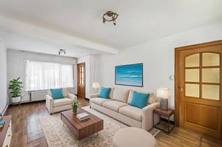 Deze instapklare woning is gelegen vlakbij het centrum van Houthulst.De indeling van deze woning is als volgt: * Gelijkvloerse verdieping: Inkomhal,...