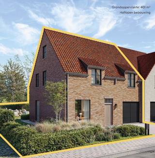 Dicht bij het centrum van Oostkamp realiseert Dumobil Woonprojecten deze halfopen nieuwbouwwoning in landelijke bouwstijl in de Guido Gezellestraat op een perceel van 401 m². De woning kenmerkt zich door een strak-landelijke stijl met dakpannen in Oud-Latem rood en de naturelle voordeur in afrormosiahout, aangevuld met hoogwaardig pvc-buitenschrijnwerk en hoogisolerende beglazing. Je komt binnen in een leefruimte met aparte bureauhoek en een open keuken wat zorgt voor een ruimtelijk gevoel. Er zijn 4 ruime slaapkamers en een badkamer voorzien van een bad, inloopdouche en meubel met dubbele wastafel. Daarbij zijn er 2 aparte toiletten. De ruime afgewerkte zolderverdieping is bereikbaar via een vaste trap. Zo richt je deze ruimte makkelijk in als extra bureau, hobby- of speelplek. Je beschikt over een inpandige garage en een oostgerichte tuin. Deze woning wordt tot in de puntjes afgewerkt. Zo worden niet alleen het terras en de dubbele oprit aangelegd, maar ook de tuinpaden en het gazon. Verder is de tuinafsluiting inbegrepen. Een grote plus is dat deze woning beschikbaar is aan het verlaagde btw-tarief van 6% wat zorgt voor een aanzienlijke besparing op het totaalbudget.<br /><br />De woning is uitgerust met zonnepanelen en een geothermische warmtepomp met vloerverwarming op het gelijkvloers en de eerste verdieping. Dankzij de passieve koeling door geothermie geniet je ook in de zomer van optimale temperaturen in huis. Het ventilatiesysteem D met warmterecuperatie en automatische luchtkwaliteitssensoren garandeert het hele jaar door een gezond binnenklimaat. Er is een regenput van 10.000 liter, waarop de toiletten, wasmachine en buitenkraan zijn aangesloten. Tot slot is alles voorzien om een toekomstige laadpaal te installeren. Door deze energie-efficiënte technieken woon je duurzaam, verlaag je je energiefactuur en draag je je steentje bij aan het milieu. De interieurfoto's hier getoond zijn ter inspiratie van de mogelijkheden.<br /><br />Deze all-inprijs excl. kosten omvat een volledig afgewerkte, instapklare woning met álle voorzieningen en omgevingswerken inbegrepen. De totale kostprijs incl. wettelijke kosten waaronder registratierechten, btw, notaris- en aansluitingskosten kan je eenvoudig bekijken op onze <u><strong>website</strong></u>: <u><strong>dumobil.be/nl/woonprojecten/projecten/oostkamp-guido-gezellestraat-halfopen-landelijke-projectwoning</strong></u> En/of contacteer onze bouwadviseur Sam Borrey voor meer info: 0483/21.01.33 | sam@dumobil.be