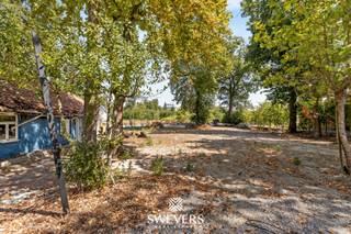 Voor meer info en foto’s, surf naar www.swevers.be – Aan de Hospitaalstraat 70 lot 2 in Koersel bevindt zich deze bouwgrond van 366 m². Een interessante kans voor wie een eigen nieuwbouwwoning wil realiseren en zelf keuzes wil maken op het vlak van indeling, materialen en afwerking. Het perceel is 10 meter breed, circa 30,64 meter diep en oostelijk georiënteerd, waardoor u ’s morgens geniet van aangenaam zonlicht. De afmetingen bieden mogelijkheden voor het bouwen van een halfopen bebouwing, onder voorbehoud van het verkrijgen van de nodige vergunningen. Ook de ligging vormt een belangrijke troef. U woont in een residentiële omgeving met tal van dagelijkse voorzieningen vlakbij. Winkels bevinden zich op circa 64 meter, een school op 270 meter en het openbaar vervoer op ongeveer 500 meter. Voor ontspanning hoeft u amper 50 meter te gaan en restaurants liggen op circa 800 meter. Bovendien bevindt de dichtstbijzijnde snelweg zich op ongeveer 4 kilometer, waardoor omliggende gemeenten en steden vlot bereikbaar zijn. Deze bouwgrond combineert praktische perceelafmetingen, een oostelijke oriëntatie en een gunstige ligging. Een mooie basis voor wie in Koersel een nieuwe thuis volledig naar eigen wens wil bouwen. Voor meer informatie, bel 011 255 155. Bron bewoonbare oppervlakte: EPC – verslag.