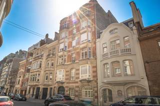 In de strategisch gelegen Emile Clauslaan, op de 2ᵉ verdieping van een karaktervol gebouw, ontdekt u dit ruime appartement van ±257 m², een echte buitenkans voor liefhebbers van charme, grote volumes… en projecten met meerwaarde. Vanaf de inkomhal, beveiligd met een gepantserde deur, leidt een royale en lichtrijke leefruimte met authentieke schouwen u verder het appartement in. Het beschikt over 3 grote slaapkamers, 2 badkamers, een keuken en een veelzijdige ruimte van ±22 m², ideaal als elegant bureau, hobbyruimte of extra suite, afhankelijk van uw wensen. Twee aparte WC’s, twee balkons en talrijke opbergruimtes zorgen voor extra comfort. Het pand omvat bovendien 2 kelders en een buitenparkeerplaats in de binnentuin (nr. 5), inbegrepen in de prijs — een waardevol voordeel in deze gegeerde buurt. Het appartement is uitgerust met enkel glas en biedt daardoor een uitstekend potentieel voor energetische en esthetische verbetering. De indrukwekkende volumes, het authentieke karakter en de indeling vormen een perfecte basis om een interieur volledig op maat te creëren: modernisering, optimalisatie, herindeling… de mogelijkheden zijn legio. Een zeldzaam aanbod dat ruimte, charme en een sterk valorisatiepotentieel combineert, gelegen op een as die verschillende centrale punten van Brussel met elkaar verbindt. EPC: E-. Een echte coup de cœur – te bezoeken zonder uitstel!Afmetingen louter ter indicatie.