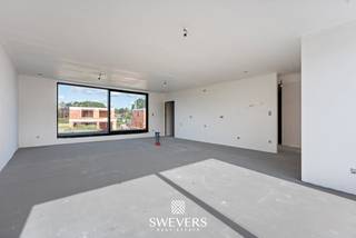 Aan de Koolmijnlaan 69 bus 1.1 in Houthalen bevindt zich dit 2-slaapkamer appartement met een bewoonbare oppervlakte van 100 m² op de eerste verdieping. Het appartement maakt deel uit van een nieuwbouwproject dat in 2026/2027 wordt opgeleverd en combineert, energiezuinigheid met een hedendaagse afwerking en een uiterst praktische indeling. Dankzij de aanwezigheid van een lift is dit een interessante keuze voor wie zorgeloos wil wonen en bovendien heb je hier alle nodige voorzieningen binnen handbereik. <br /><br />De leefruimte en keuken vormen samen één ruim en open geheel van maar liefst 46 m² en vormen het centrale hart van de woning. De open indeling creëert een aangename, lichte leefomgeving waarin koken, tafelen en ontspannen moeiteloos in elkaar overvloeien. De zithoek biedt met 20 m² alle ruimte voor een royale en gezellige inrichting, terwijl de keuken met 26 m² bijzonder ruim is opgevat. Hier is volop plaats voor een functionele én stijlvolle keukeninrichting met kookeiland en gezellige eethoek. Het resultaat is een open en uitnodigende leefruimte die perfect aansluit bij het dagelijkse gezinsleven, maar evengoed alle ruimte biedt om familie en vrienden te ontvangen.<br /><br />Vanuit deze leefzone ontstaat een natuurlijke overgang naar de buitenruimtes. Het appartement beschikt namelijk over 2 terrassen. Één terras van 19 m² aan de achterzijde en één van 14 m² aan de voorzijde. Zo kan u op elk moment van de dag genieten van de buitenruimte. <br /><br />Er zijn twee slaapkamers aanwezig. De grootste slaapkamer heeft een oppervlakte van 15,30 m² en biedt voldoende ruimte voor een dubbel bed en bijkomende kastruimte. De tweede slaapkamer meet 9,6 m² en kan gebruikt worden als kinderkamer, logeerkamer, bureau of hobbyruimte. Die extra kamer geeft flexibiliteit, vandaag én in de toekomst.<br /><br />De badkamer is praktisch ingedeeld en sluit aan bij het hedendaagse comfort dat men van een nieuwbouwappartement verwacht. Daarnaast is er een aparte berging aanwezig. Deze ruimte is ideaal voor voorraad, poetsmateriaal, wasvoorzieningen of extra opbergmogelijkheden.<br /><br />Het gebouw is voorzien van een lift, wat het comfort verhoogt voor bewoners en bezoekers. Ook de aanwezigheid van zonnepanelen en warmtepomp is een sterk pluspunt. Ze dragen bij aan een energiezuiniger geheel en passen binnen de verwachtingen van wie vandaag bewust kiest voor een recent en toekomstgericht appartement. De kelder biedt parkeerplaatsen en bergingen aan die naar eigen wens optioneel bij aan te kopen zijn. <br />De ligging aan de Koolmijnlaan in Houthalen is bijzonder functioneel. Winkels bevinden zich op ongeveer 500 meter, waardoor dagelijkse boodschappen snel geregeld zijn. Openbaar vervoer ligt op circa 180 meter en is dus vlot bereikbaar te voet. Scholen bevinden zich op ongeveer 2 kilometer, net als ontspanningsmogelijkheden en restaurants. Alles wat u vaak nodig heeft, ligt op korte afstand.<br /><br />Ook de verbinding met de ruimere omgeving is een voordeel. De snelwegen liggen op ongeveer 1,5km, waardoor verplaatsingen richting omliggende gemeenten en steden vlot verlopen. U geniet hier van de ideale centrale ligging.<br /><br />Belangrijk om te weten is bovendien dat de grondwaarde hier vastgelegd werd op €48 000. Op deze som betaal je dus slechts 12% registratierechten. Op de overige constructiewaarde van €221 000 is er 21% btw verschuldigd.<br /><br />Dit instapklare appartement aan de Koolmijnlaan 69 bus 1.1 in Houthalen biedt 100,3 m² wooncomfort, twee slaapkamers, een ruime leefruimte, een keuken met kookeiland en 2 terrassen. De nieuwbouwkwaliteit, lift, zonnepanelen, warmtepomp en gunstige ligging maken dit appartement tot een sterke keuze voor kopers die zoeken naar comfort en zorgeloos wonen. Plan een persoonlijke rondleiding en ontdek ter plaatse hoe dit appartement aansluit bij uw plannen. Voor meer informatie, bel 011 255 155. <br /><br />Prijs exclusief 21% BTW en exclusief andere belastingen en toeslagen: 269.000 euro<br />Prijs inclusief 21% BTW, exclusief andere belastingen en toeslagen: 315.410 euro