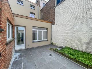 Een volledig gerenoveerde, energiezuinige en zeer ruime woning (314m²) met o.a. 4 slaapkamers, 2 douchekamers,3 bureau’s/praktijkruimtes. Elektrische...