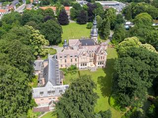 LANCERING EXCLUSIEVE KASTEELAPP. en PENTHOUSE - Res. LAKEVIEW - Kasteel van KAPELLEN<br /><br />Wonen op een historisch exclusief kasteeldomein in Kapellen. Het is een unicum van formaat.<br />Laat u onderdompelen in de sfeer, voel de geschiedenis en ontdek hoe uw toekomst hier vorm kan krijgen.<br />Ervaar het uitzonderlijke. Leef in de luxe van vandaag met een magnifieke knipoog naar de architecturale pracht van het verleden.<br /><br />In het hart van het groene Kapellen bevindt zich het adellijke domein; het Kasteel van Kapellen (het voormalige Starrenhof) – een exclusieve, historische locatie waar luxe en erfgoed samensmelten. <br />Op dit ca. 4 hectare grote kasteeldomein worden vijf ongeëvenaarde woonbelevingen aangeboden, elk met een uniek verhaal en charme.<br /><br />De residentie bestaat uit 4 villa-appt. en 1 exclusieve penthouse met bewoonbare oppervlakten van ca. 120m² tot. 305m² en terrassen van ca. 29m² tot ca. 54m².<br />Via de authentieke kasteelpoort brengt de magnifieke oprijlaan u naar de locatie op het domein dewelke baadt in karakter, sfeer, groene omgeving en met de nodige privacy en etiquette. <br />Dit gelijkvloers appartement werd reeds afgewerkt en is dus instapklaar.<br />2 privatieve parkeerplaatsen zijn inbegrepen in de aankoopprijs en een parking voor uw bezoekers is voorzien op het domein.<br /><br />Een residentie met een rijke geschiedenis<br />Het domein Starrenhof werd in 1878 aangekocht door baron Gaston-Henri Cogels, telg uit een roemrijk adellijk geslacht dat verschillende kastelen bezat in de Antwerpse regio. <br />In 1881 liet hij hier een kasteel bouwen, ontworpen door de gerenommeerde architect Théophile de Grooff, in de typerende neo-Vlaamse-renaissancestijl.<br /><br />De baron liet het domein doordrenken van symboliek en elegantie. Overal op het terrein keert de ster terug: in het smeedijzer van de imposante trap, in de vijfarmige gaslantaarns, en zelfs in het steenwerk van de toegangspoort – een subtiele verwijzing naar de Latijnse spreuk "Vince Te Ipsum": Hij zal zegevieren.<br />Vandaag is het kasteeldomein in handen van een nieuwe familie. Zij omarmden de restauratie van het kasteel en omgeving met hart en ziel.<br /><br />Wonen op dit uniek domein betekent deel uitmaken van een levend erfgoed, waar architectuur, natuur en geschiedenis harmonieus samenkomen.<br /><br />Uw exclusieve uitnodiging<br />We ontvangen u graag voor een persoonlijke rondleiding op het domein op afspraak: YVES DECKERS via 0493 48 14 36 of Yves.Deckers@hillewaere.be <br /><br />Prijzen zijn excl. registratierechten, overdrachtskosten en afwerking: casco met mogelijkheid tot afwerking via onze partner.<br /><br />Buitengewone kenmerken:<br />- Uniek kasteeldomein; say no more<br />- Privacy in een luxueus kader<br />- Ruim wonen in een uniek parkdomein van het kasteel<br />- Kwaliteitsvolle materialen<br />- Per villa-appartement zijn 2 parkeerplaatsen inbegrepen<br />- Lift aanwezig<br />- A-label<br />- Mobiliteit<br />- Zeer veel lichtinval<br />- Moderne technieken<br />- Zonnepanelen <br />- Afwerking naar eigen sfeer, smaak en budget<br /><br />Vg - Wp - Gmo - Gvkr – Gvv<br />EPC: A-label