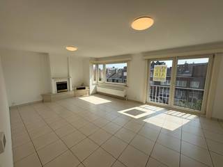Dit ongemeubeld appartement bestaat uit: inkom met veel ingemaakte kasten, lichtrijke woonkamer, keuken, 2 slaapkamers, toilet, badkamer met ligbad, berging met mogelijkheid aansluiting wasmachine én afgesloten, overdekte autostaanplaats in residentie.<br />Lift in het gebouw + fietsenberging.<br />Onmiddellijk vrij.<br />Privatieve tellers voor water, verwarming (gas) en elektriciteit.<br /><br />Maandelijkse huurprijs: 720 EUR + 60 EUR algemene kosten = 780 EUR/MND.